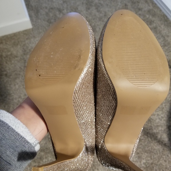 Golden pumps - Picture 3 of 3